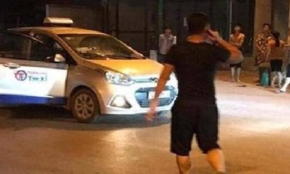 Va chạm với xe taxi, người đàn ông bất ngờ rút dao đâm khách đi taxi tử vong