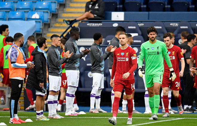 Ngạo nghễ với chức vô địch, Liverpool bị Man City đá cho xây xẩm mặt mày trong mưa bàn thắng - Ảnh 1.