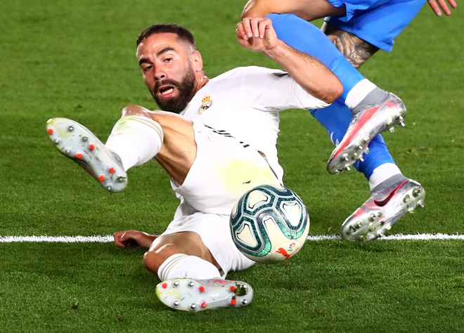 Ramos tỏa sáng, Real cắt đuôi Barca trong cuộc đua vô địch