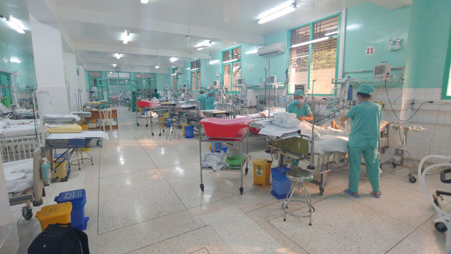 TP.HCM: Nghi vấn bé 9 tuổi bị mẹ dùng kéo đâm thủng tim nguy kịch, người nhà nói cháu từng bị mẹ đánh đập nhiều lần - 1