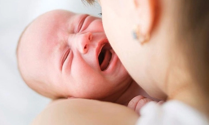 Trẻ mới ra khỏi phòng sinh, 3 đối tượng sau tuyệt đối không được tiếp xúc trực tiếp với con