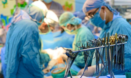 Bác sĩ kể lại giây phút khẩn cấp cứu bé trai bị đâm thủng tim