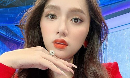 Hương Giang đăng ảnh nhan sắc xinh đẹp tiện khoe khéo chiếc nhẫn kim cương 'khủng'