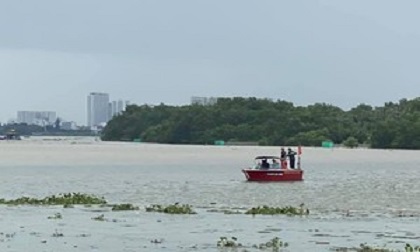 Thanh niên 9X ngồi sau xe máy bất ngờ nhảy xuống, leo qua lan can cầu, gieo mình xuống sông Sài Gòn