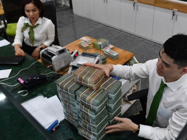 Lãi suất tiết kiệm giảm mạnh, nên gửi tiền vào đâu?