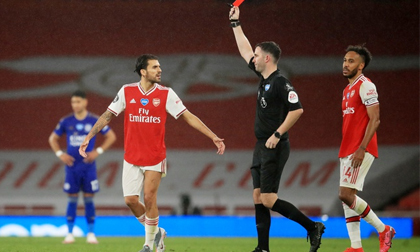 Nketiah nhận thẻ đỏ 4 phút sau khi vào sân, Arsenal chia điểm đáng tiếc