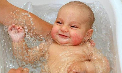 4 sai lầm tai hại của mẹ khi tắm cho con vào mùa hè khiến bé dễ ốm