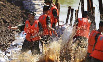 Trung Quốc: Vỡ đê Trường Giang vì mưa lớn, hơn 9.000 người chạy lũ trong đêm