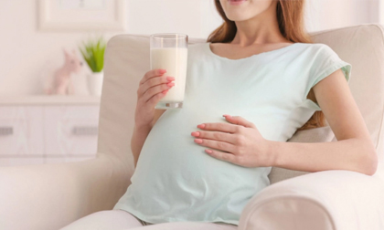 Bà bầu uống sữa tươi đúng giờ 'vàng' đảm bảo con tăng cân, chân dài từ trong bụng mẹ