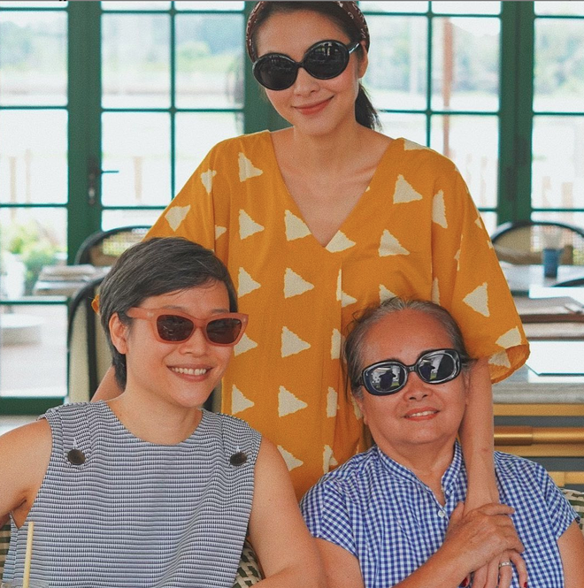 Tăng Thanh Hà thu hút đông đảo sự chú ý khi đăng tải ảnh bên chị gái và mẹ ruột. Trông cả ba giản dị nhưng đầy trẻ trung và tươi tắn.