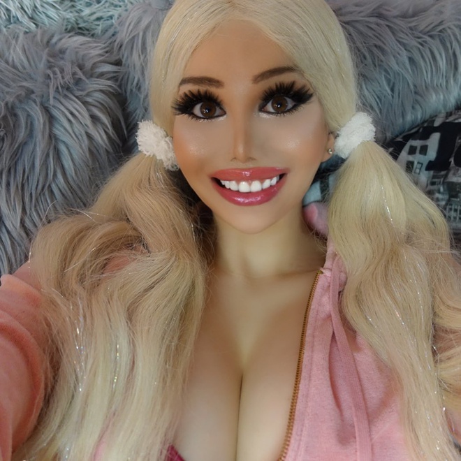 Đời sống - 9X trải qua 10 lần phẫu thuật thẩm mỹ để giống búp bê Barbie (Hình 2).