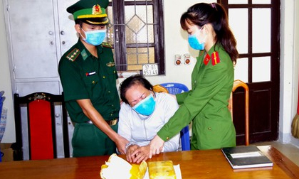 Người phụ nữ khóc ngất khi bị vây bắt đang vận chuyển ma túy