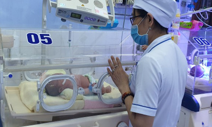 Bé trai sơ sinh bị bỏ trong túi màu đen ở ven đường