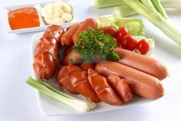 Xúc xích không nên cho trẻ ăn buổi sáng