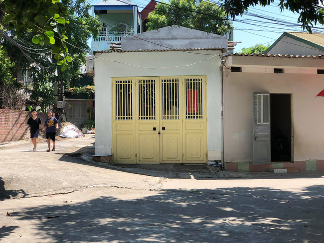 Người đầu tiên phát hiện bé trai lớp 1 bị bố bạn đấm hộc máu mồm: 'Thằng bé bị đạp vào tường, mặt mũi máu me, vừa khóc vừa xin nhưng vẫn bị đánh tiếp' - 1