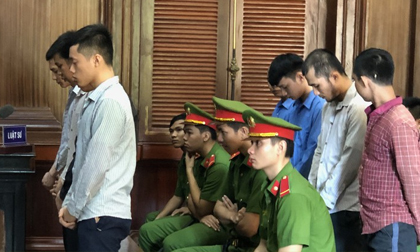 Người đàn ông đâm chết bé trai vì bênh cha, thoát án tử
