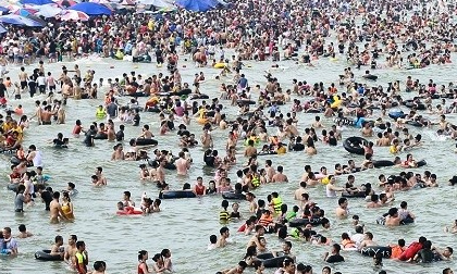 Cán bộ biên phòng và du khách bị sóng cuốn tử vong khi tắm biển Sầm Sơn