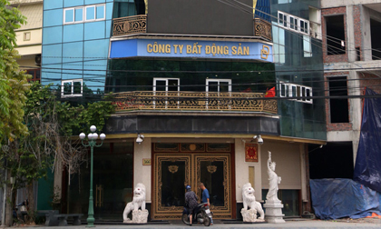 Vợ chồng Đường Nhuệ đánh phụ xe khách: Khám xét nhà thu nhiều kiếm, côn nhị khúc và hơn 1 tỷ đồng