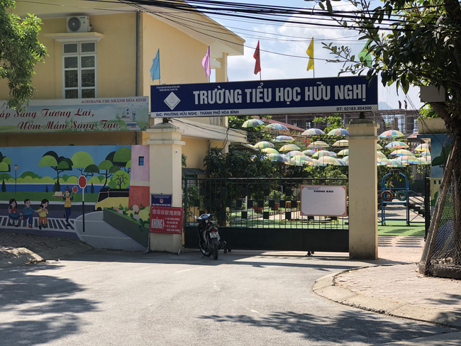 Người đầu tiên phát hiện bé trai lớp 1 bị bố bạn đấm hộc máu mồm: 'Thằng bé bị đạp vào tường, mặt mũi máu me, vừa khóc vừa xin nhưng vẫn bị đánh tiếp'