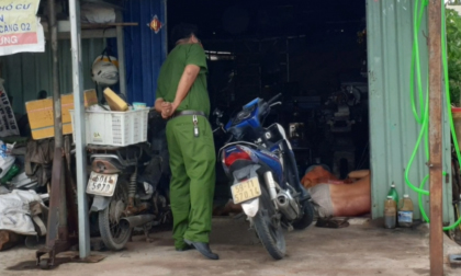 Gõ cửa mời mua vé số, phát hiện người bị điện giật tử vong