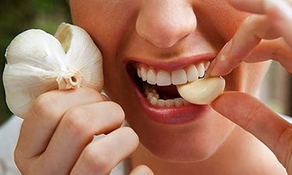 4 sai lầm khi ăn tỏi khiến bạn tàn phá sức khỏe, nhất là điều thứ 3