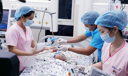Cặp song sinh Trúc Nhi - Diệu Nhi đang tập cai máy thở: 'Nhìn hai bé chịu đau, thương lắm'