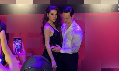 Không còn giấu diếm, Kim Lý công khai xoa bụng bầu của Hà Hồ trước ống kính truyền thông