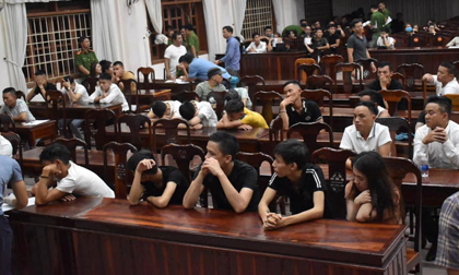 Đột kích quán bar lúc rạng sáng, phát hiện 43 nam nữ 'chơi' ma túy
