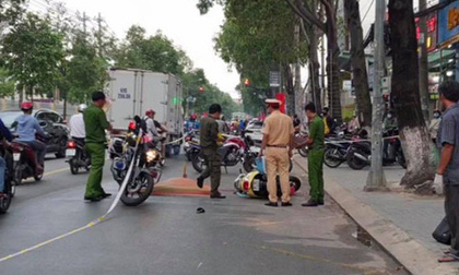 Đón con đi học về, người mẹ đang nghỉ thai sản bị xe chở chất thải cán tử vong, bé trai nguy kịch