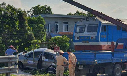Va chạm mạnh với tàu hỏa, taxi bị kéo đi 100 mét khiến 3 người thương vong
