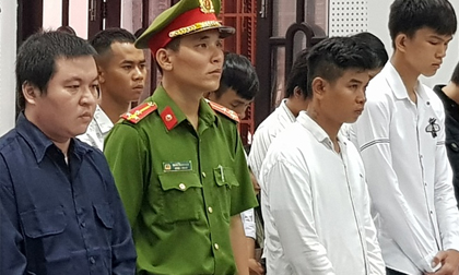5 bị cáo trong vụ đâm chết người đưa bạn đi cấp cứu kêu oan