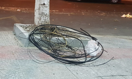 Vướng vào dây cáp thòng xuống đường, nam thanh niên chạy xe máy bị cắt ngang cổ nguy kịch