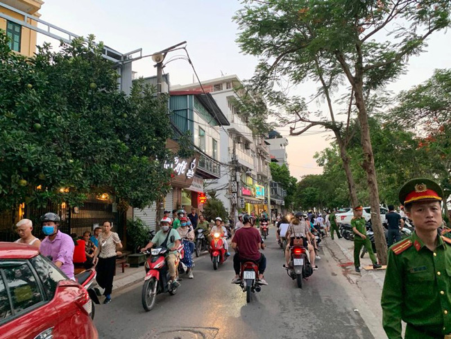 Hà Nội: Bàng hoàng phát hiện thi thể cô gái nổi trên mặt Hồ Tây - 1