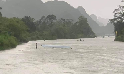 Mưa dông kèm gió giật mạnh làm lật thuyền chở 4 người ở chùa Hương