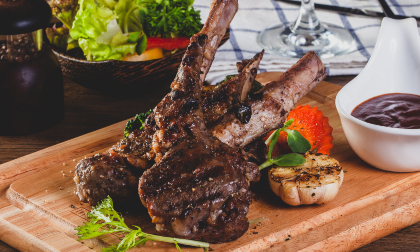 Cuối tuần mẹ làm sườn cừu nướng rượu vang ngon tê tái, cả nhà thích mê