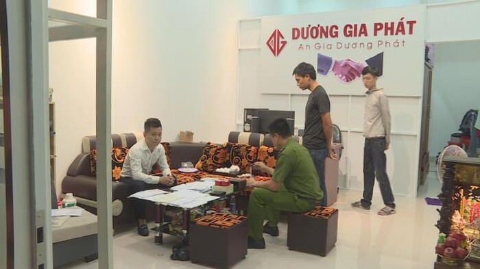 Bắt 2 nhóm tín dụng đen cho vay với lãi suất 'cắt cổ', lên đến 480%/năm Bắt 2 nhóm tín dụng đen cho vay với lãi suất 'cắt cổ', lên đến 480%/năm