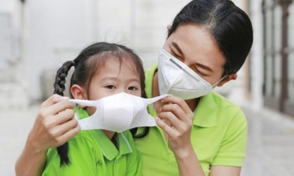 Trẻ nhỏ dùng khăn xô thay khẩu trang y tế để ngừa Covid-19 có được không?