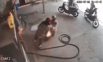 Cây xăng bất ngờ phát nổ, nhiều người hoảng loạn tháo chạy