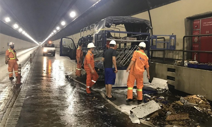 Xe tải cháy rụi trong đèo Hải Vân