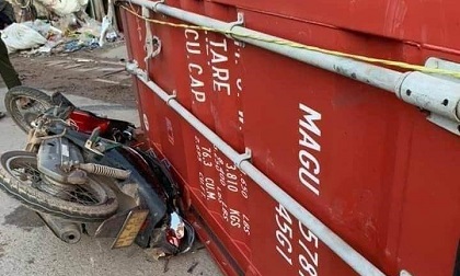 Thùng container văng xuống đường đè tử vong một phụ nữ