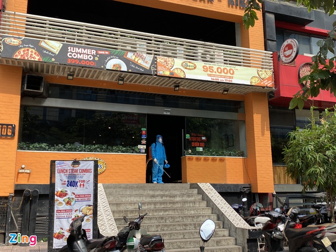 Phong tỏa quán pizza có ca nghi nhiễm Covid-19 ở Hà Nội - 1