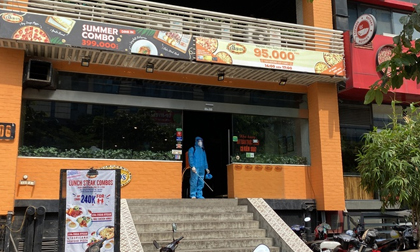 Phong tỏa quán pizza có ca nghi nhiễm Covid-19 ở Hà Nội