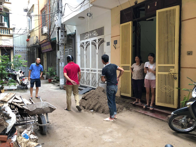 Hà Nội: Xe rùa rơi từ tầng 5 ngôi nhà đang thi công trúng người đi đường, một người đàn ông nhập viện cấp cứu - 1