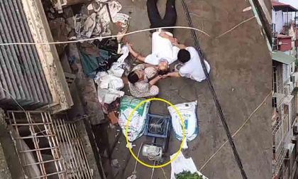 Hà Nội: Xe rùa rơi từ tầng 5 ngôi nhà đang thi công trúng người đi đường, một người đàn ông nhập viện cấp cứu
