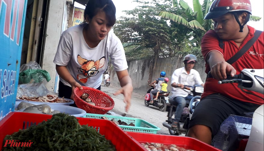 Thực phẩm 'nhà giàu' tràn ra vỉa hè với giá rẻ bèo - 1