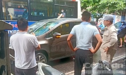 Sắt từ công trình thi công rơi đâm xuyên qua ô tô, lái xe may mắn thoát chết