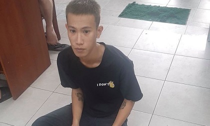 Dùng dao không chế nhân viên cửa hàng để cướp
