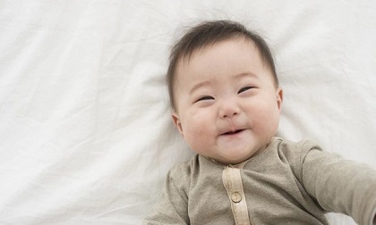 Trẻ có 4 dấu hiệu này thông minh từ trong trứng nước