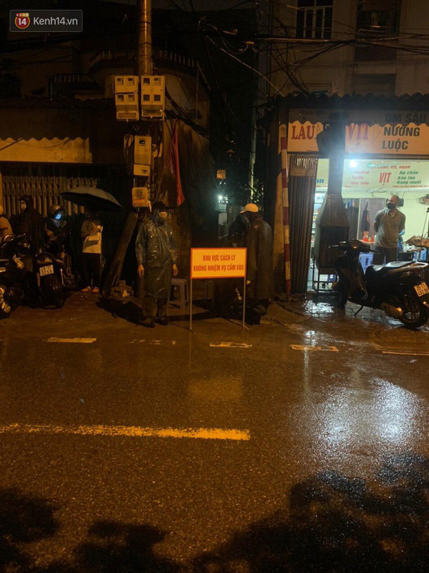 Hà Nội: Khử khuẩn ngay trong đêm, đưa 18 người F1 của nhân viên xe bus dương tính lần 1 với SARS-CoV-2 đi cách ly - 1 Hà Nội: Khử khuẩn ngay trong đêm, đưa 18 người F1 của nhân viên xe bus dương tính lần 1 với SARS-CoV-2 đi cách ly - 1