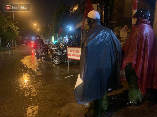 Hà Nội: Khử khuẩn ngay trong đêm, đưa 18 người F1 của nhân viên xe bus dương tính lần 1 với SARS-CoV-2 đi cách ly Hà Nội: Khử khuẩn ngay trong đêm, đưa 18 người F1 của nhân viên xe bus dương tính lần 1 với SARS-CoV-2 đi cách ly